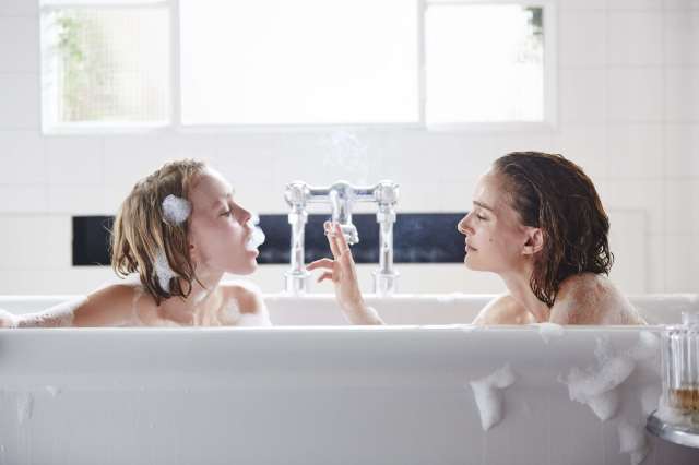 planetarium-rebecca-zlotowski-bubble-bath-natalie-portman-lily-rose-depp